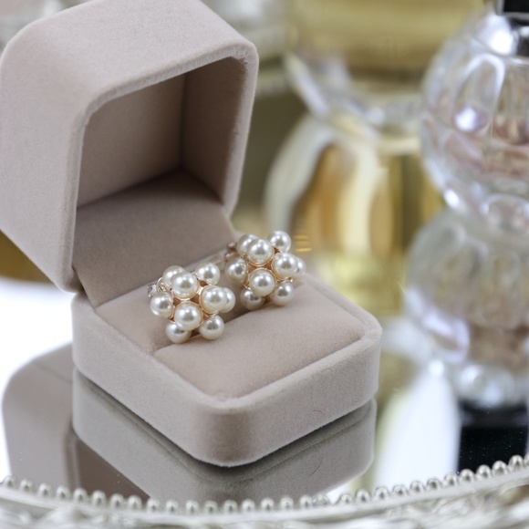 Jewelry - Gorgeous Faux Pearl Sphere Style Earrings